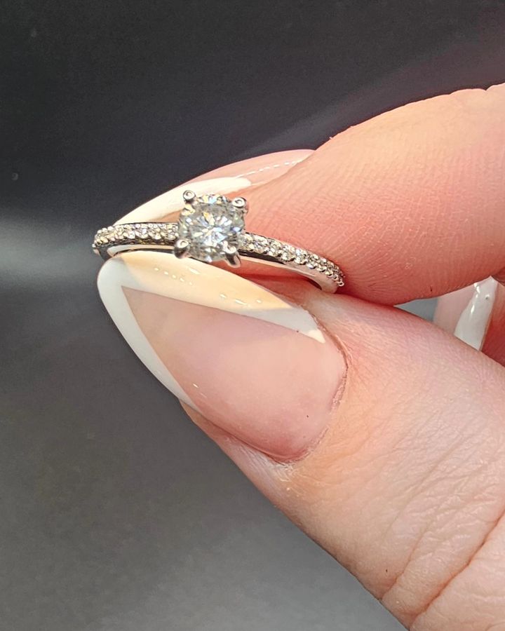 14k White Gold Engagement Ring set with 1 diamond (0.37 ct.), surrounded by 22 round diamonds