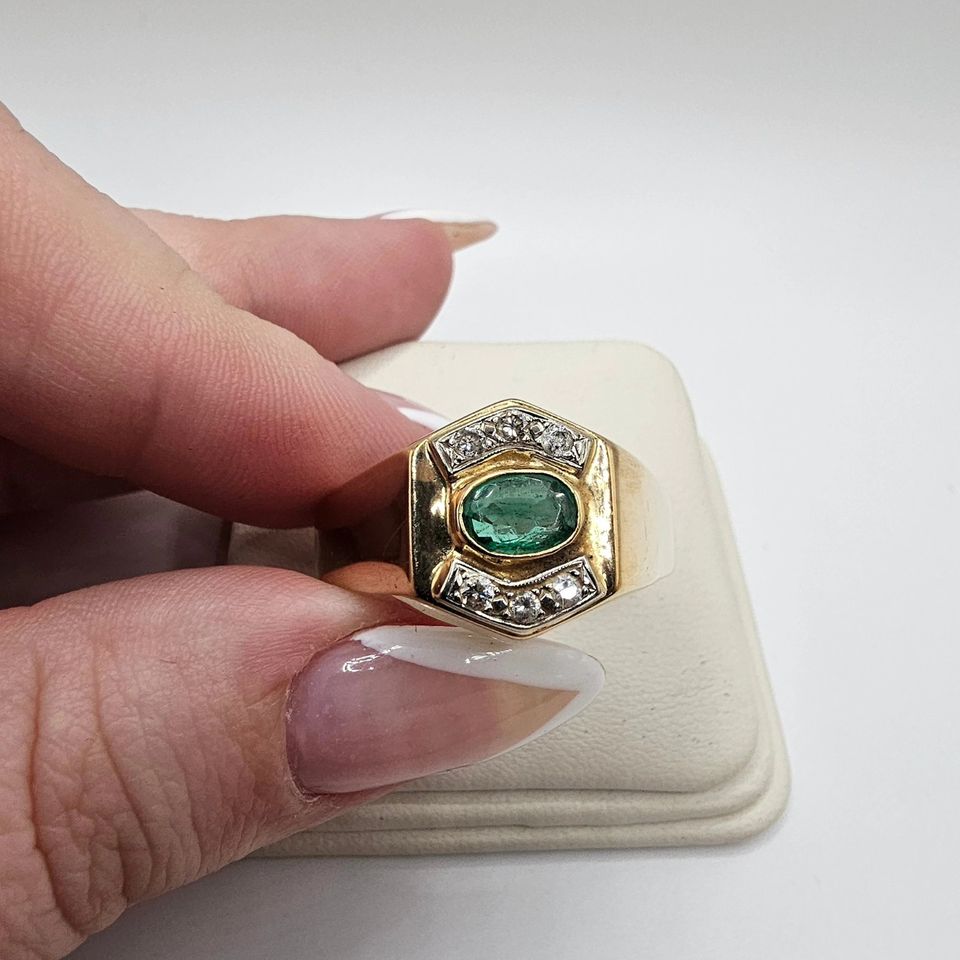 18k yellow gold ring featuring a oval-shaped emerald (0.72 ct.)