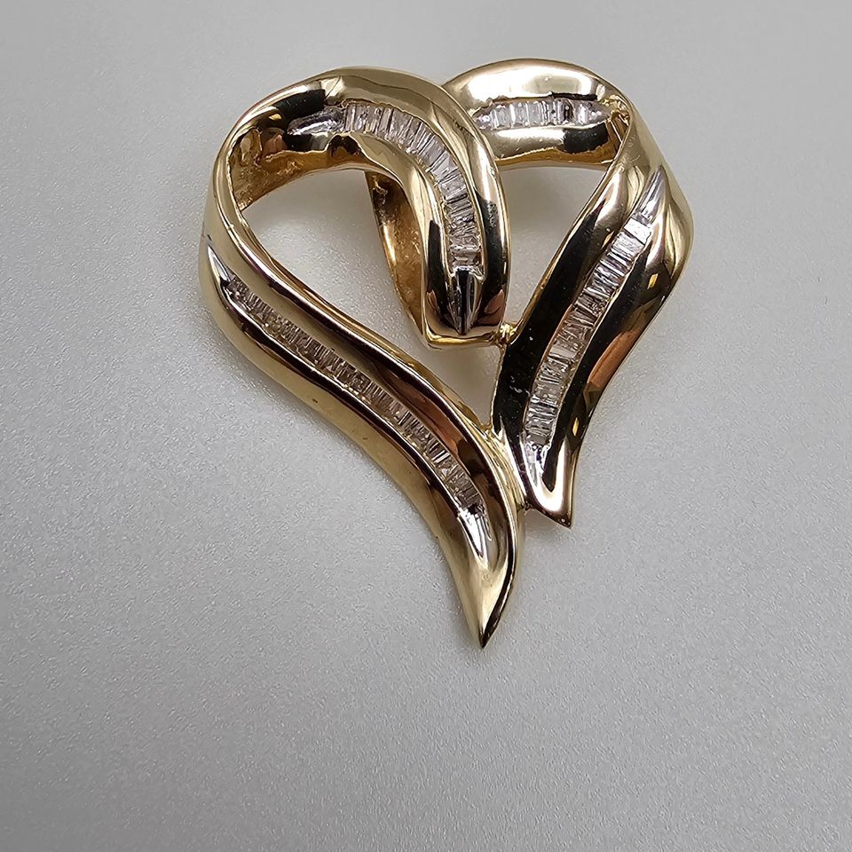 14k gold heart pendant sparkles with 54 baguette-cut diamonds (0.54ct)