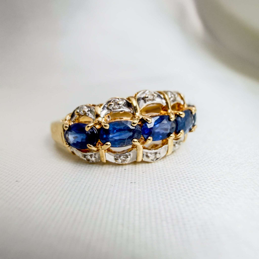 Eye-catching Blue Sapphire and VS Diamond Ring