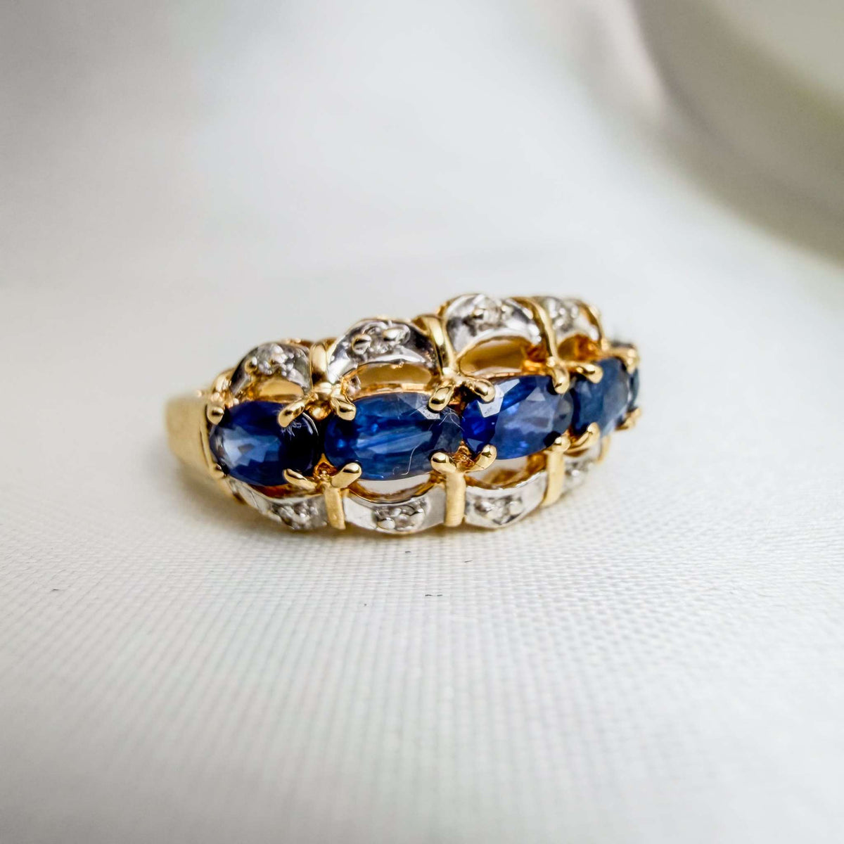 Eye-catching Blue Sapphire and VS Diamond Ring