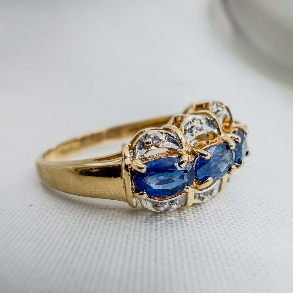 Eye-catching Blue Sapphire and VS Diamond Ring