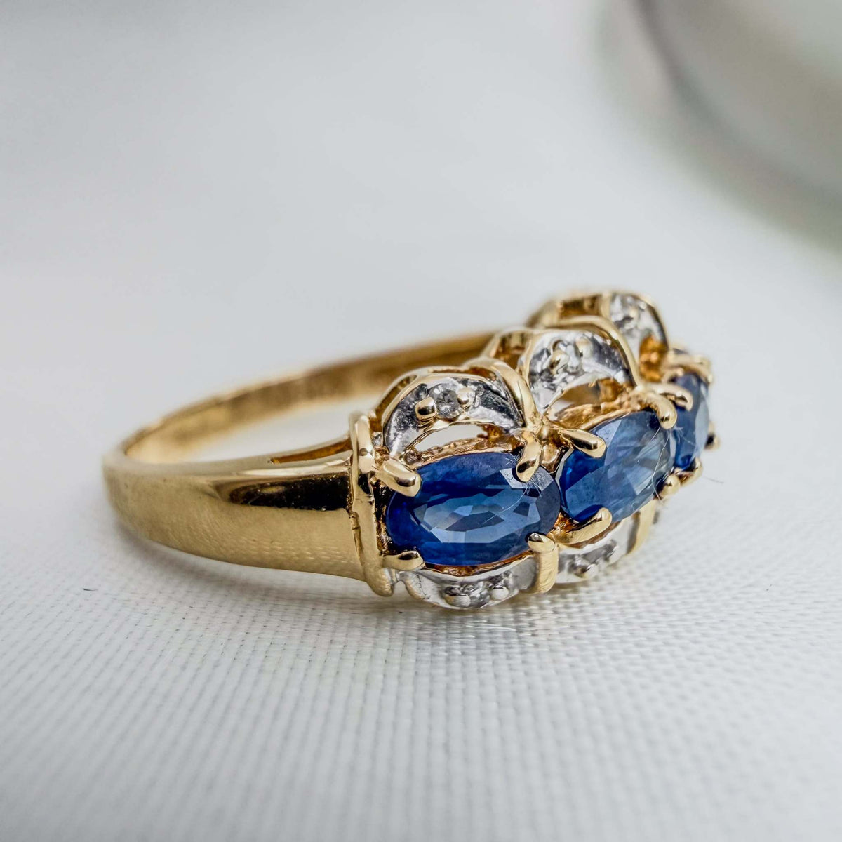 Eye-catching Blue Sapphire and VS Diamond Ring
