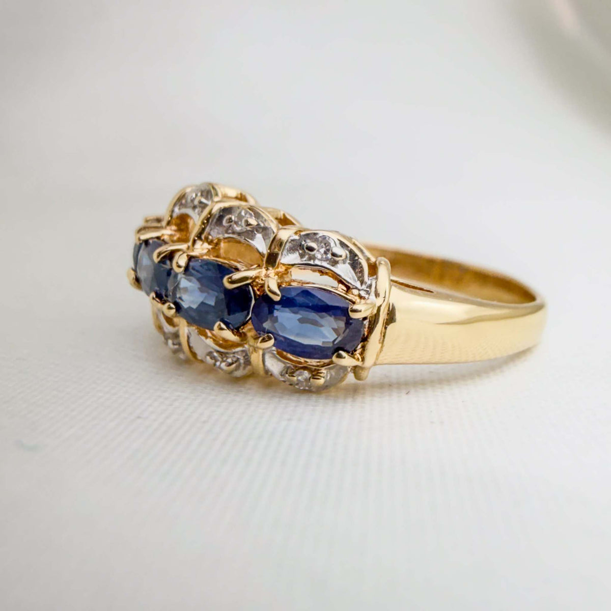 Eye-catching Blue Sapphire and VS Diamond Ring