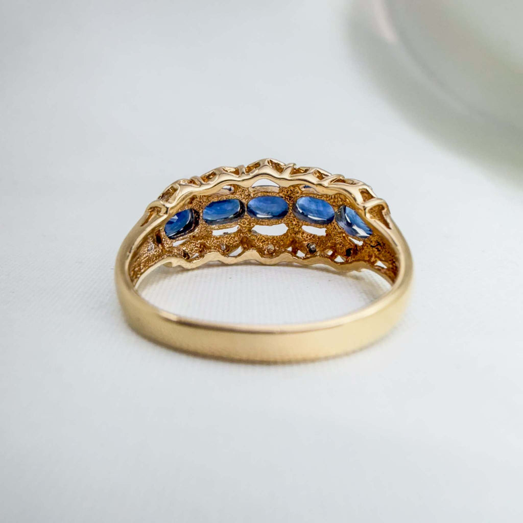 Eye-catching Blue Sapphire and VS Diamond Ring