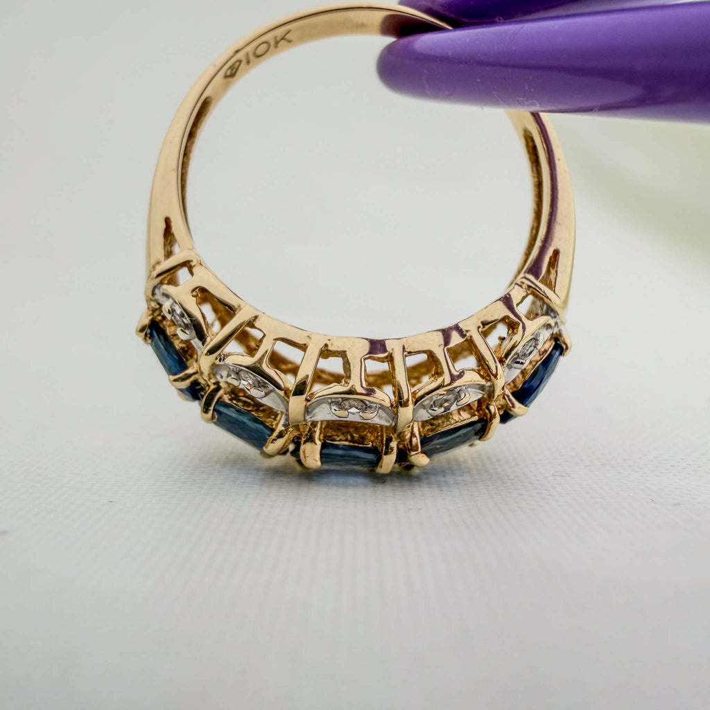 Eye-catching Blue Sapphire and VS Diamond Ring