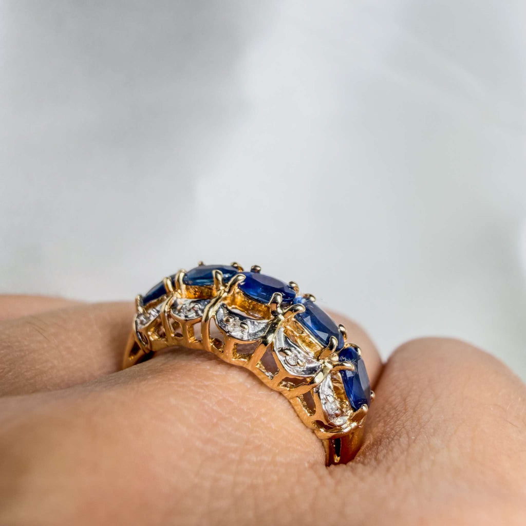 Eye-catching Blue Sapphire and VS Diamond Ring