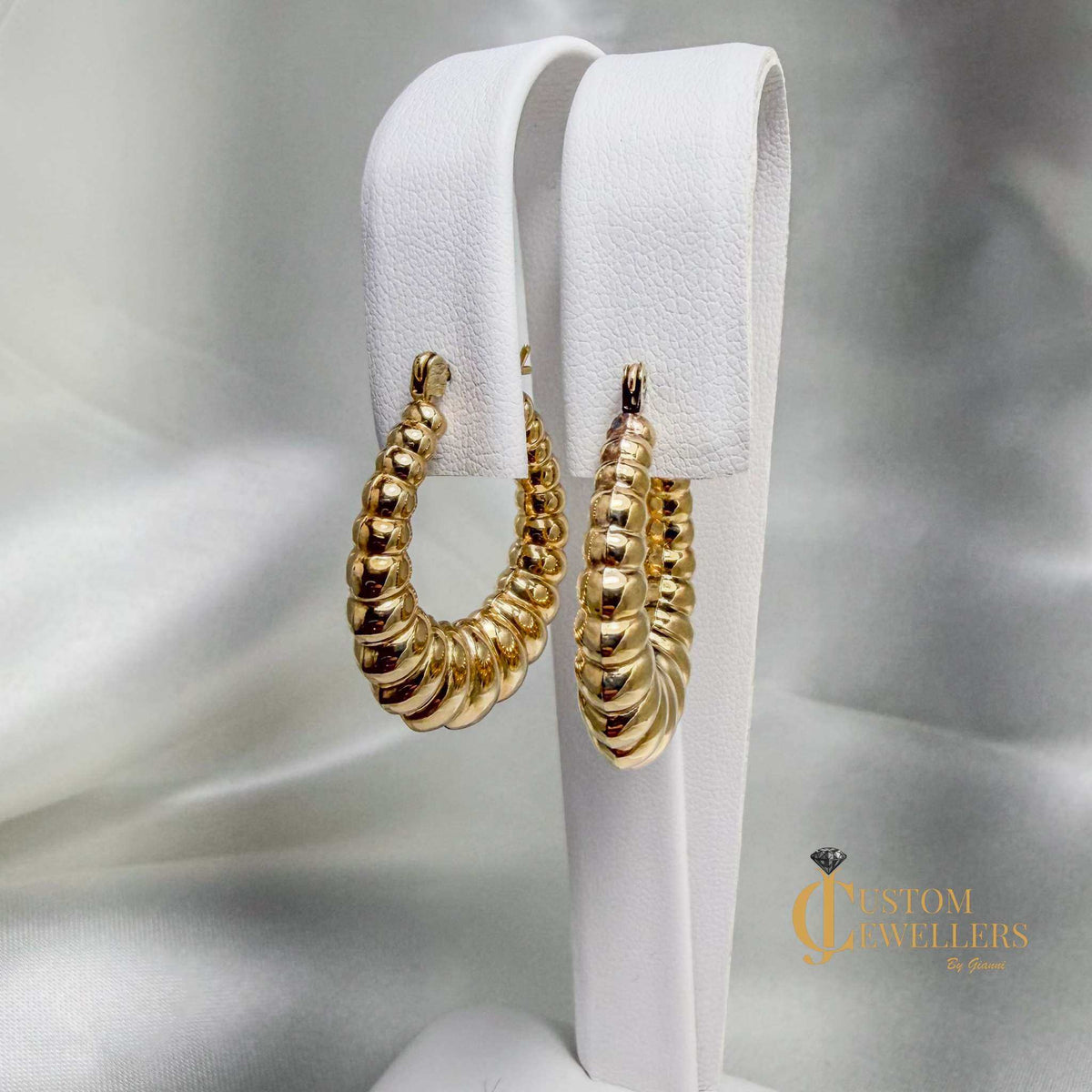 14kt yellow gold seashell-inspired hollow oval hoop earrings