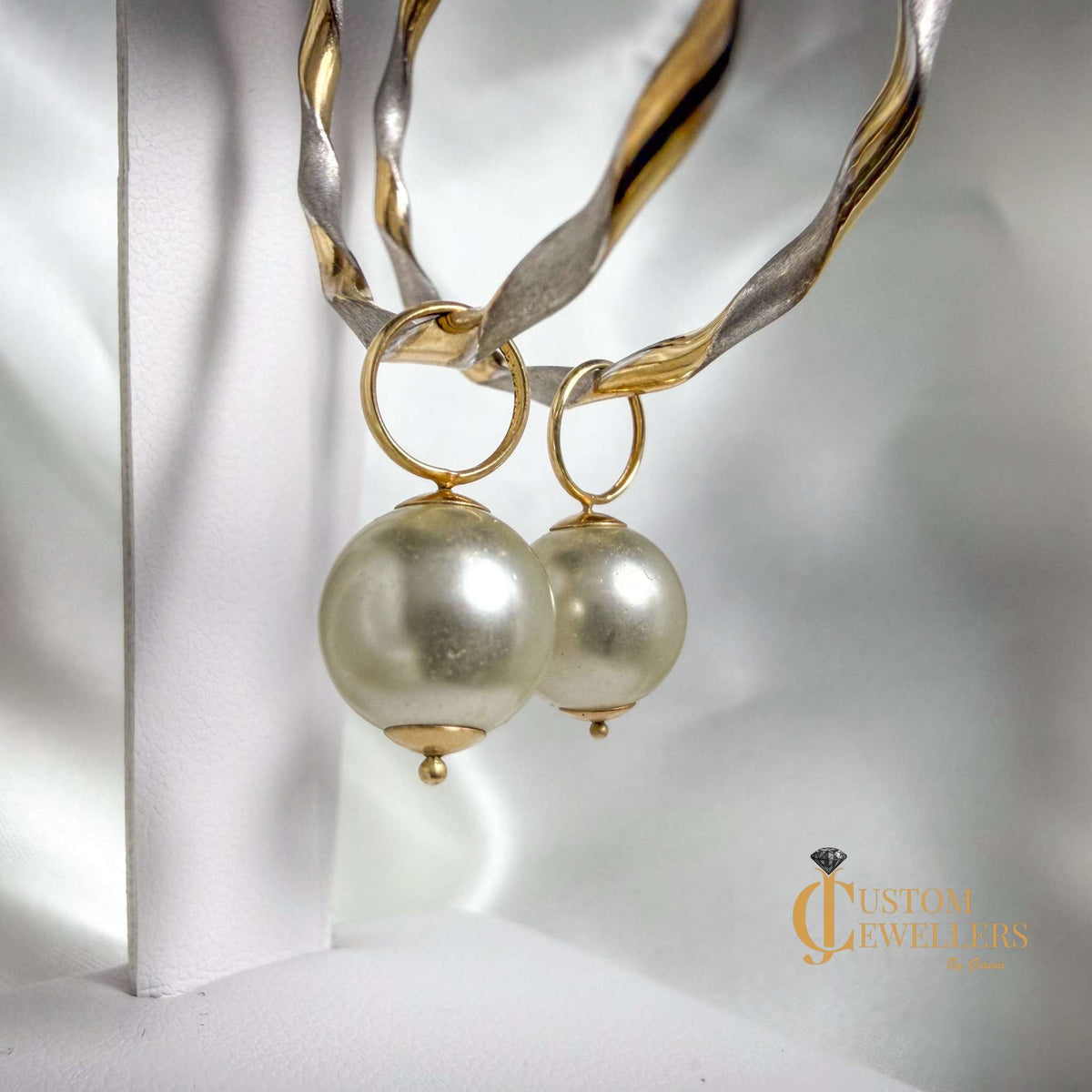 Two-tone two-textured twist hoop pearl earrings with removable pearls